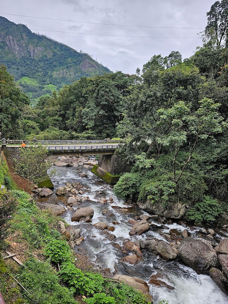 where able to bath in water falls munnar?